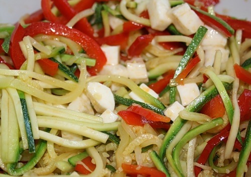 Zucchini-pasta with mozzarella