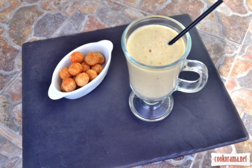 Pea soup-cream with mascarpone and bacon, with crispy balls of puff pastry and parmesan