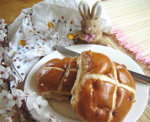 British Easter buns with hot chocolate and butterscotch (hot cross buns)
